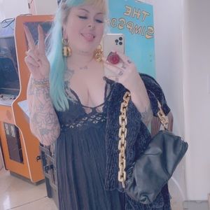 Meet your Posher, Elvira